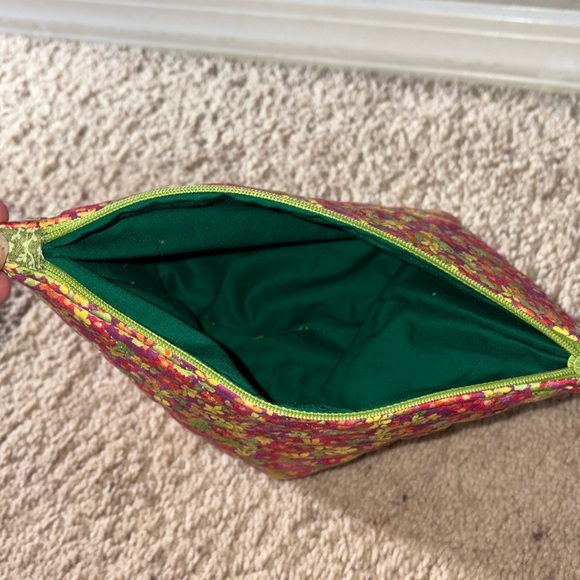 Floral quilted zipper bag with green liner - Picture 4 of 8